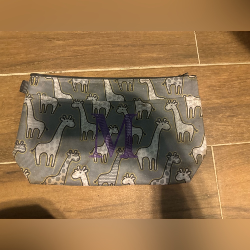 Thirty-One insulated giraffe pouch M on front